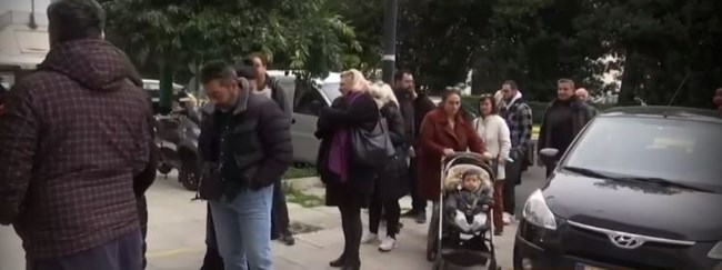 Κακοκαιρία "Barbara": Ουρές στα καταστήματα με αντιολισθητικές αλυσίδες - Τρέχουν να προλάβουν οι Αθηναίοι