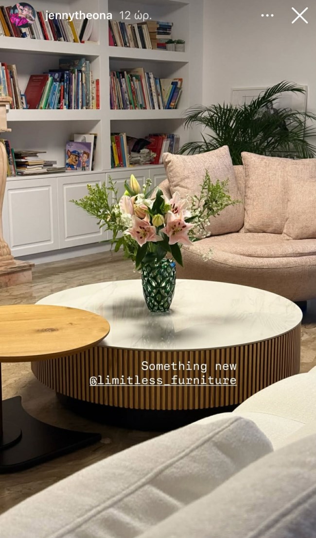 Η Τζένη Θεωνά και ο Δήμος Αναστασιάδης μας ανοίγουν το σαλόνι τους - Με 70s επιρροές