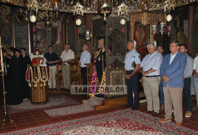 Χωρίς μάσκες σε Μονή στα Μετέωρα - Αψήφησαν τα μέτρα κατά του κορονοϊού [Εικόνες]