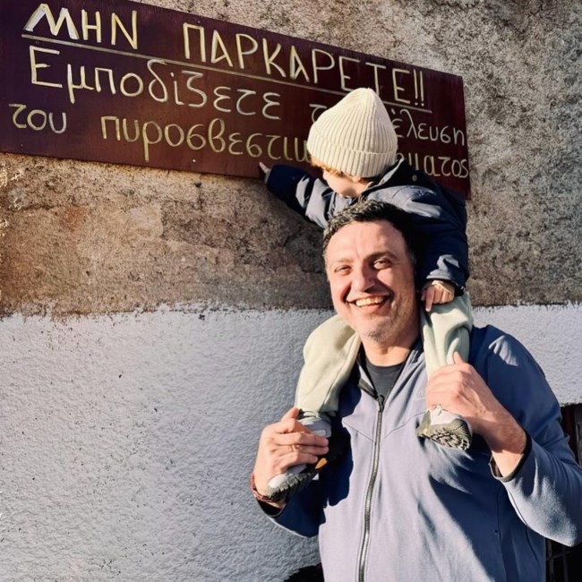 Κικίλιας - Μπαλατσινού: Ο τρίχρονος γιος τους Παναγιώτης - Αντώνιος ποζάρει με σνίκερς, φόρμα και σκουφάκι