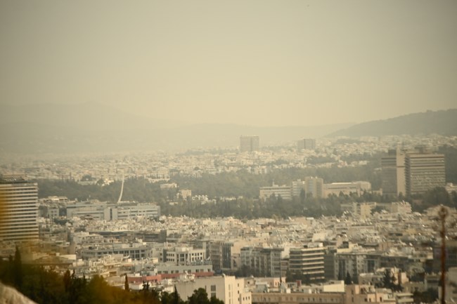 Ζέστη και σήμερα με αφρικανική σκόνη και λασποβροχές - Πότε αλλάζει ο καιρός με "βουτιά" 20 βαθμών