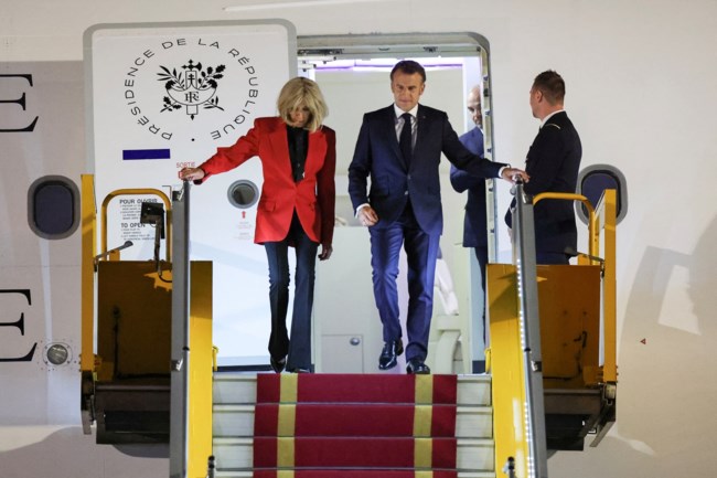 "Ολα αυτά είναι τρέλες": Η πρώτη αντίδραση Μακρόν για το "χαστούκι" από την Μπριζίτ - Η άβολη στιγμή που εξηγεί [βίντεο]