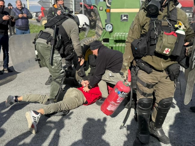 Με ένταση και επεισόδια η πρεμιέρα των αγροτικών μπλόκων: Χημικά στη Νίκαια, μία προσαγωγή στον Πλατύκαμπο