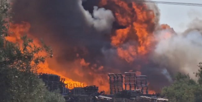 Φωτιά στον Ασπρόπυργο: Επεκτάθηκαν σε εργοστάσιο λιπαντικών οι φλόγες - Κλειστοί δρόμοι και μήνυμα 112