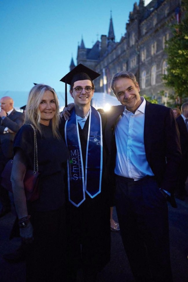 Κυριάκος Μητσοτάκης και Μαρέβα Γκραμπόφσκι στην τελετή αποφοίτησης του γιου τους Κωνσταντίνου στις ΗΠΑ