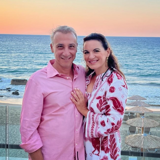 Ολγα Κεφαλογιάννη: Το summer style με εντυπωσιακή μάξι τουνίκ και μακριά χρυσά σκουλαρίκια [εικόνες]