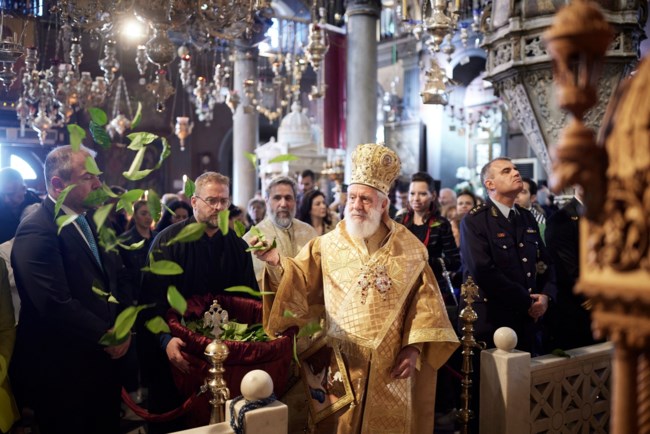 Ο Κυριάκος Μητσοτάκης στη Θεία Λειτουργία της πρώτης Αναστάσεως στην Τήνο [εικόνες]