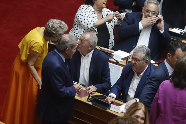 Ακρίτα στη Βουλή με το ΚΚΕ