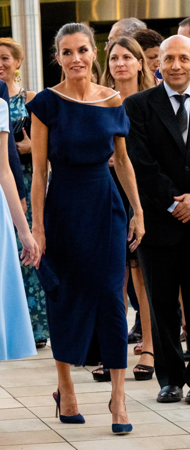 Royal blue vibes: Το αισθησιακό ντεκολτέ της βασίλισσας Λετίσια και το bardot φόρεμα της Λεονόρ