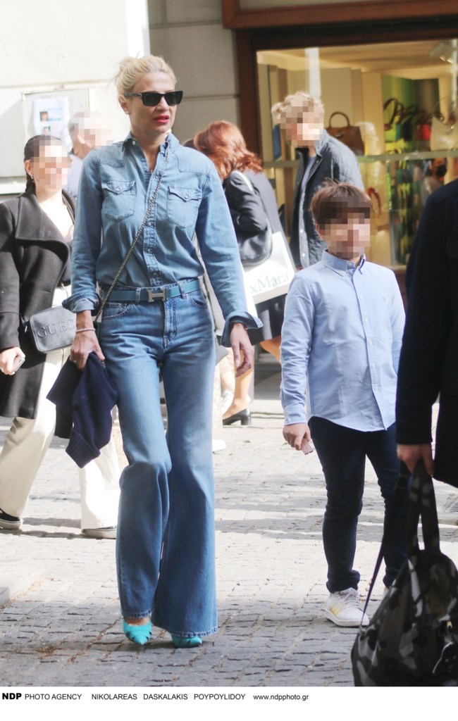 Το denim on denim look της Φαίης Σκορδά: Στο κέντρο της Αθήνας με τον γιο της Δημήτρη
