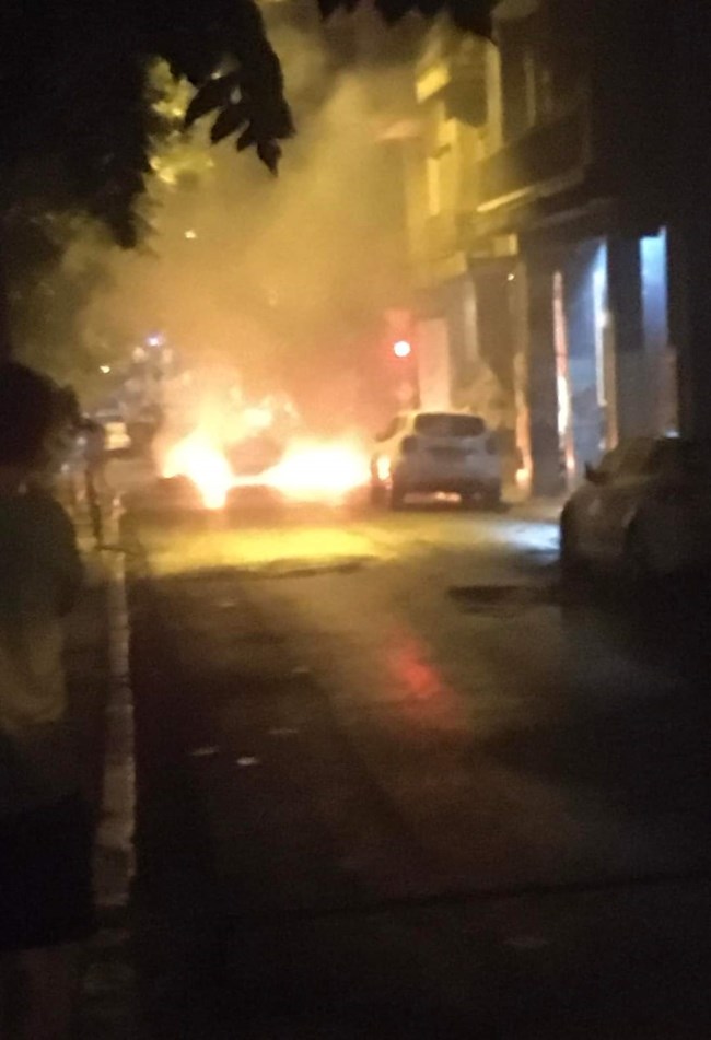 Επεισόδια στα Εξάρχεια: Επίθεση σε αστυνομικούς, φωτιά σε κάδους και σε ένα αυτοκίνητο [εικόνες - βίντεο]