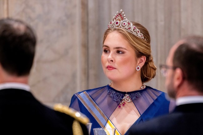 Αίγλη, τιάρες και νυφικά: Εκθαμβωτικές με bridal φορέματα σε μπλε και γαλάζιο στο royal δείπνο η Λετίσια και η Μάξιμα