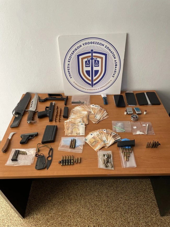 "Παίρνεις μία μαργαρίτα και μία πεπερόνι": Αποκαλυπτικοί διάλογοι του αστυνομικού που πιάστηκε για διακίνηση ναρκωτικών