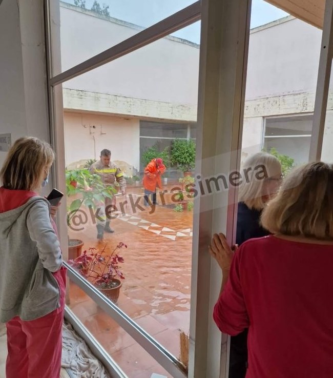 Πλημμύρες στην Κέρκυρα από την καταιγίδα: Κατολισθήσεις βράχων - "Πνίγηκαν" σπίτια και σχολείο