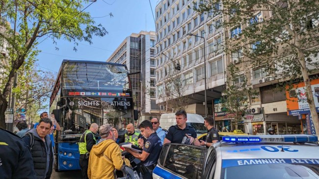 Πανεπιστημίου: Κεραία τρόλεϊ έπεσε σε διώροφο τουριστικό λεωφορείο - Τραυματίστηκαν ελαφρά έξι άτομα