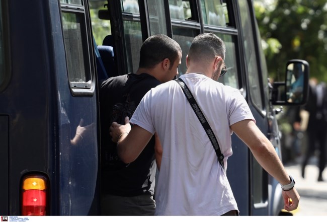 Γιάννης Μάλαμας: Ελεύθερος μέχρι τη δίκη ο γιος του Σωκράτη - Ποιος είναι ο 24χρονος μουσικός που επιτέθηκε σε αστυνομικό