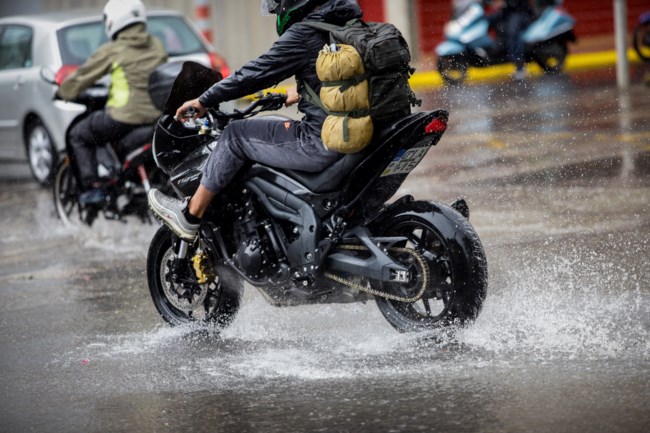 Άνοιξαν οι ουρανοί στην Αττική: Καταρρακτώδης βροχή, πλημμύρισε η Αμφιθέας, προβλήματα στους δρόμους