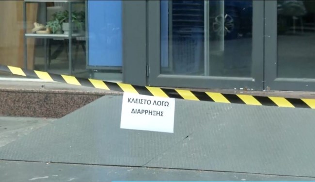 Κινηματογραφική διάρρηξη στη Μεταμόρφωση: Έπεσαν με ΙΧ στην τζαμαρία και άρπαξαν το χρηματοκιβώτιο [βίντεο]