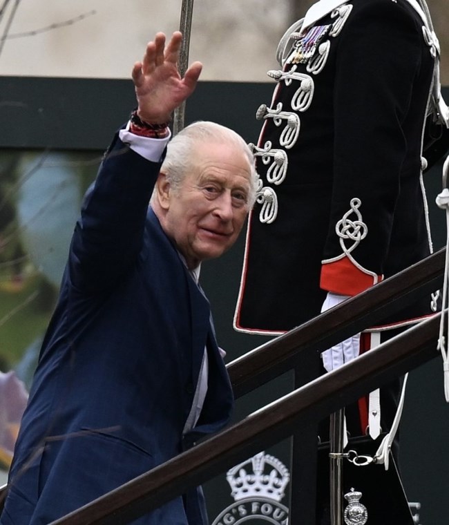 Βασιλιάς Κάρολος: Χαμογελαστός στην πρώτη του εμφάνιση μετά την ανακοίνωση για τον αδερφό του, Άντριου