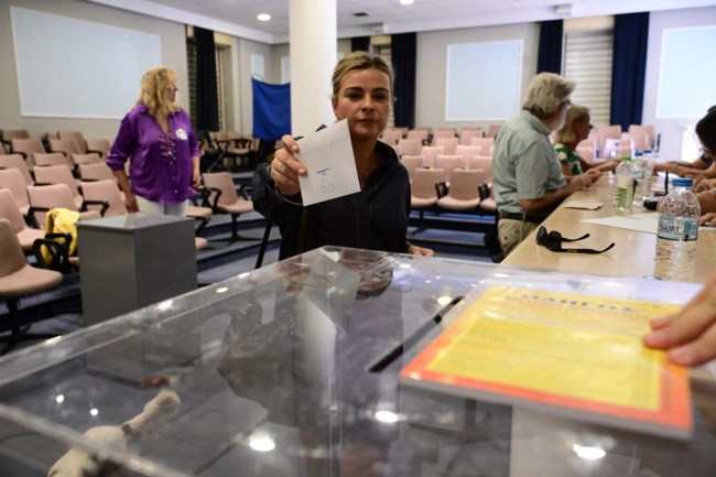 Συνεχίζεται η προσέλευση μελών και φίλων του ΠΑΣΟΚ στις κάλπες για να ψηφίσουν για πρόεδρο του κόμματος