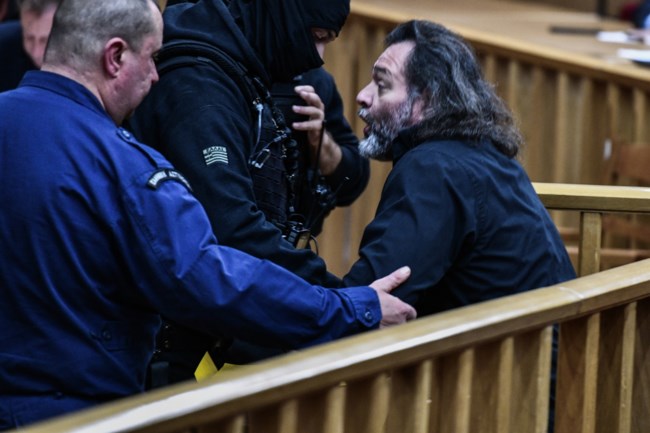 Πέταξαν έξω τον Λαγό από τη δίκη της Χρυσής Αυγής επειδή τραμπούκιζε: "Βγάλτε τον κύριο έξω να ηρεμήσει"