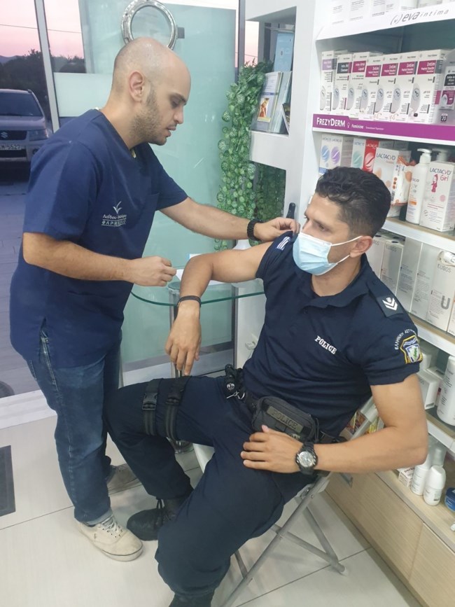 Αστυνομικός στην Κρήτη έσωσε γατάκι πριν το πατήσουν στον ΒΟΑΚ