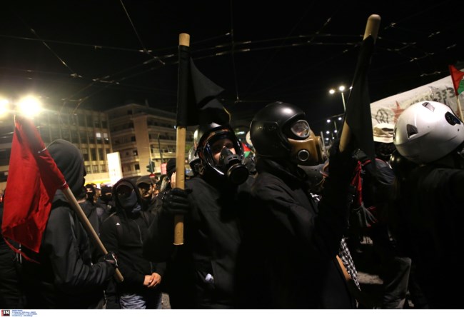 Πολυτεχνείο: Έξω από την πρεσβεία του Ισραήλ έφτασε μεγάλο μέρος της πορείας - Με σημαίες της Παλαιστίνης [εικόνες]