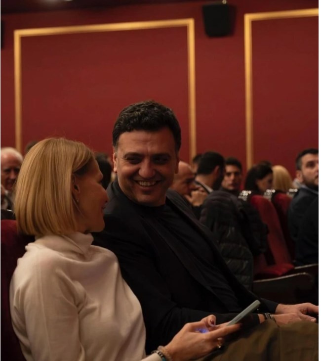 Κικίλιας - Μπαλατσινού: Ποζάρουν μαζί στο Δημοτικό Θέατρο του Πειραιά - Το πολύ κομψό look του πρώην μοντέλου