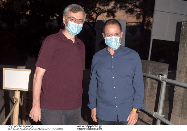 Ο Σωτήρης Τσιόδρας με τη συζυγό του στην Επίδαυρο - Με μάσκες είδαν τους "Πέρσες" [εικόνες]