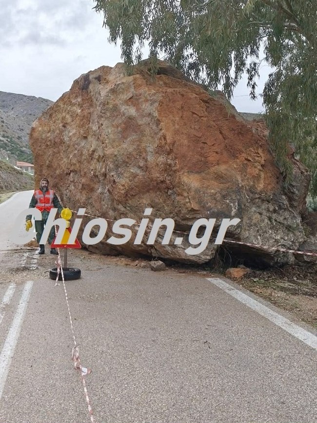 Χίος: Ξεκίνησε η απομάκρυνση του τεράστιου βράχου που έπεσε στο οδόστρωμα [εικόνες]