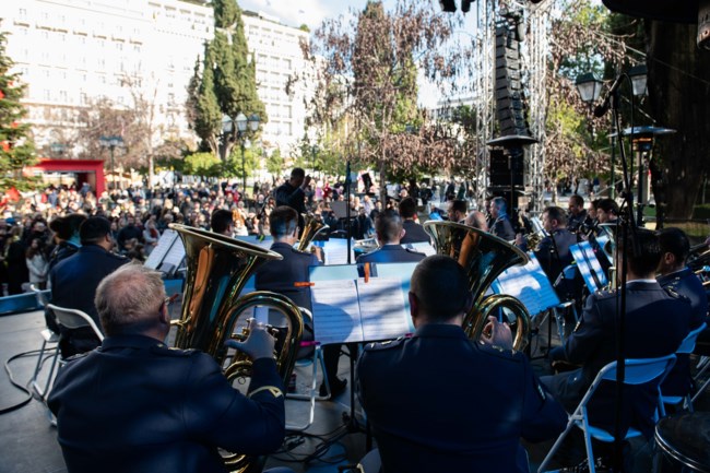 Με κάλαντα και μελωδίες "ζεσταίνουν" τα Χριστούγεννα οι φιλαρμονικές των δήμων
