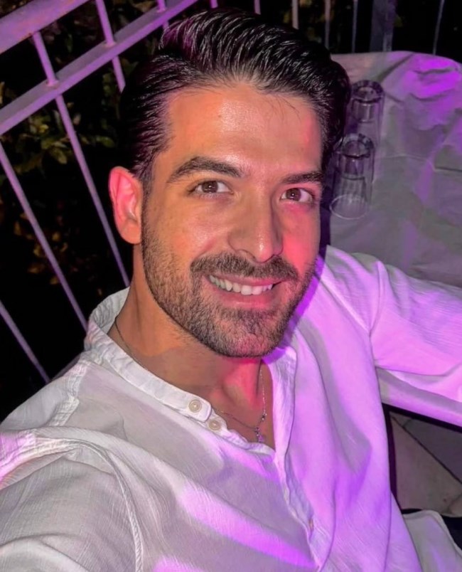 Σοκ για τον γνωστό καλλιτέχνη Άρη Μουγκοπέτρο: Πώς έχασε τα δάχτυλα του από κροτίδα - Του ασκήθηκε ποινική δίωξη