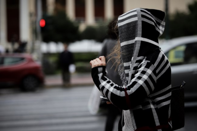 Καιρός: Παραμένει και σήμερα το χειμωνιάτικο σκηνικό με χαμηλές θερμοκρασίες - Πού θα βρέξει