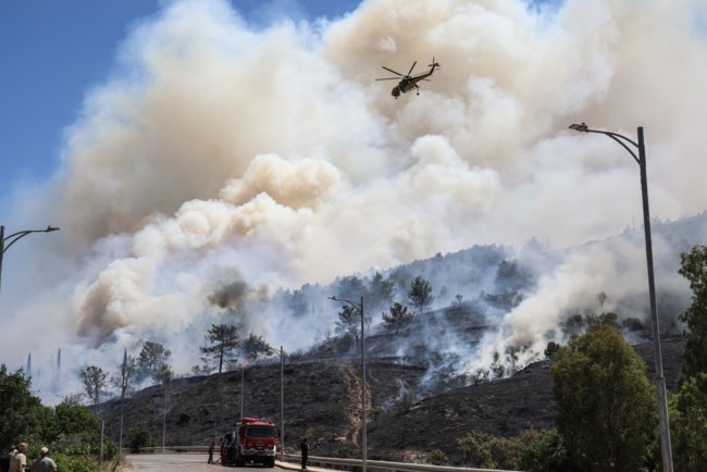 Μαίνεται η πύρινη κόλαση στη Χίο: Καίγονται σπίτια, στις φλόγες η Μονή του Αγίου Μάρκου
