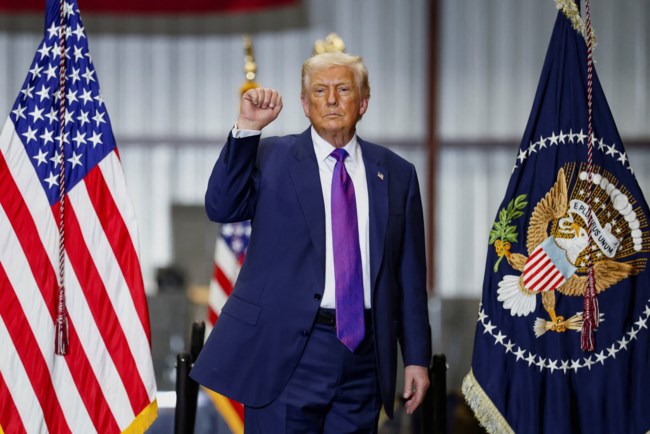 Αποκάλυψη Politico: Ο Τραμπ πιέζει την Ευρώπη να αγοράσει αμερικανικά όπλα και την απειλεί με αντίποινα