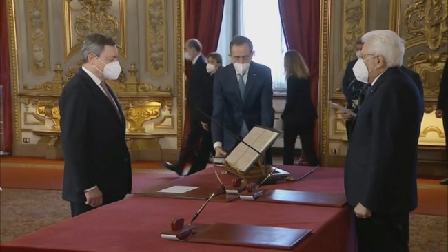 Ιταλία: Ορκίστηκε η κυβέρνηση Ντράγκι - Τα τεστ κορονοϊού, η απολύμανση του στυλό και η απουσία συγγενών