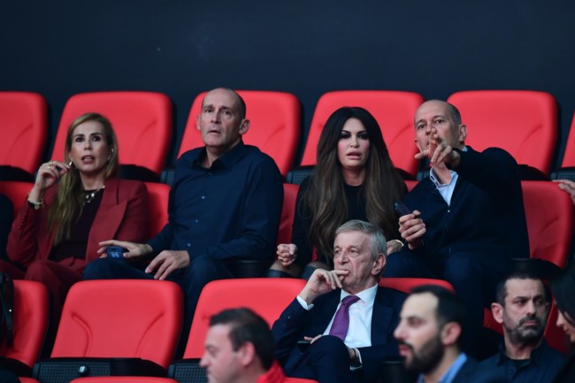 Μόνιμη θαμώνας στο ΣΕΦ η Κίμπερλι Γκίλφοϊλ: Ανάμεσα στους Αγγελόπουλος για το Ολυμπιακός - Παρί [εικόνες]