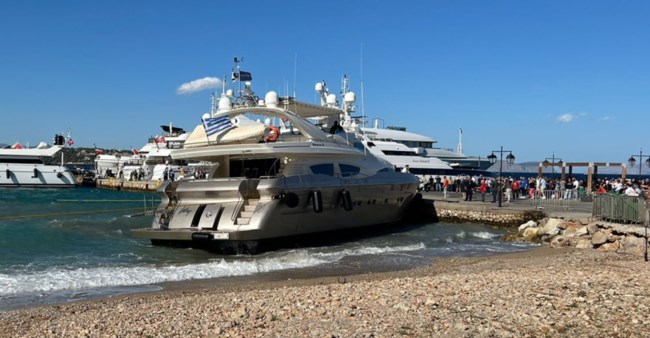 Σπέτσες: Θαλαμηγός χτύπησε στην προβλήτα- Ο δυνατός αέρας σήκωσε τις άγκυρες, έσπασε τους κάβους [εικόνες, βίντεο]