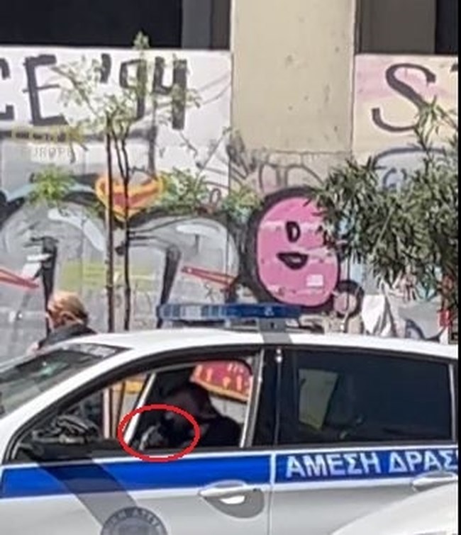 ΑΣΟΕΕ: Βίντεο-ντοκουμέντο με τον αστυνομικό που πυροβολεί 4 φορές στον αέρα - Πέτρα περνάει... κοντά από το μάτι του