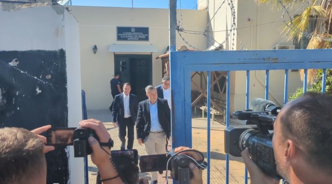 Αποφυλακίστηκε ο Απόστολος Λύτρας: "Ευχαριστώ όσους μου συμπαραστάθηκαν" - Δίπλα του οι κόρες του και η πρώτη σύζυγός του