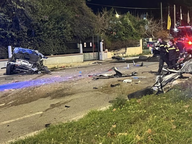 Τραγωδία στη λεωφόρο Βουλιαγμένης: Καραμπόλα τριών οχημάτων με 2 νεκρούς και έναν σοβαρά τραυματία - Κόπηκε στη μέση το ΙΧ