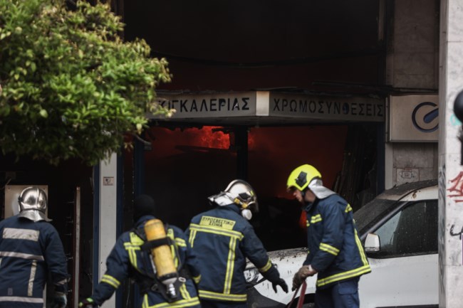 Μεγάλη φωτιά σε κατάστημα με χρώματα στον Πειραιά - Στο ισόγειο επταώροφης πολυκατοικίας [βίντεο]