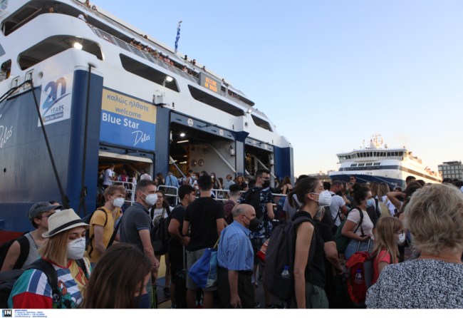 Τουρισμός: Ολοταχώς για χρονιά ρεκόρ - Φεύγουν γεμάτα κόσμο τα πλοία από τον Πειραιά
