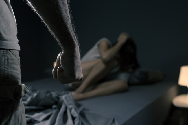 ενδοοικογενειακή βία