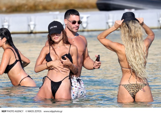 Αγνώριστη η Θέλξη: Η εμφάνιση με μικροσκοπικό μαγιό σε παραλία της Μυκόνου