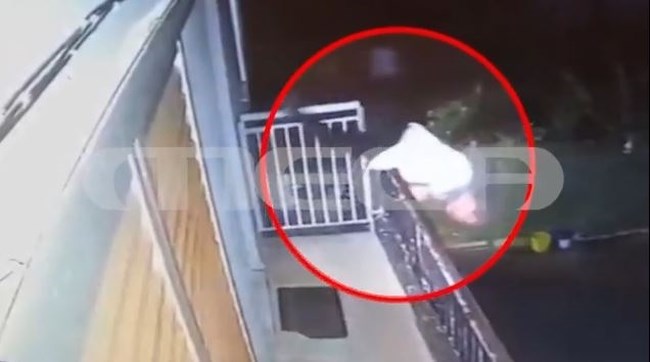 Αγρίνιο: Η στιγμή που 57χρονος πέφτει από μπαλκόνι - "Ήθελε να δει μάλλον πού είναι ο σκύλος του"