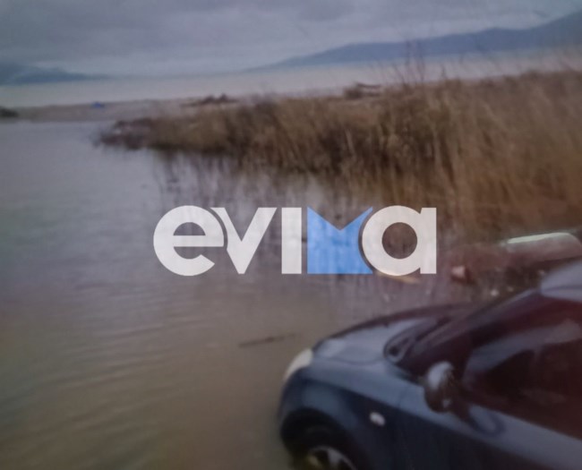 Τροχαίο στην Εύβοια: Αυτοκίνητο εγκλωβίστηκε στις εκβολές του ποταμού Ξηριά