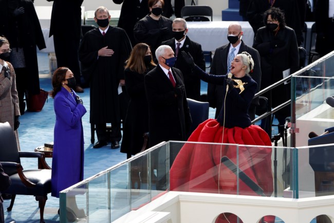 H Lady Gaga τραγούδησε τον εθνικό ύμνο των ΗΠΑ