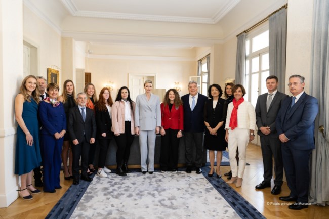 Πριγκίπισσα Σαρλίν: Αβίαστα κομψή και σικάτη με παστέλ κοστούμι αξίας 4.580 ευρώ