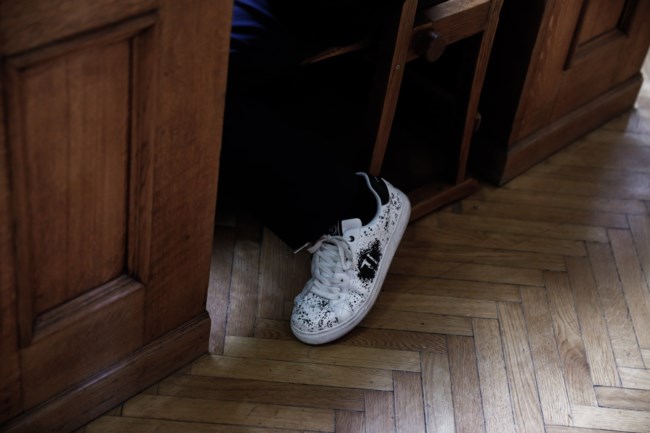 Ο βουλευτής Λάζαρος Τσαβδαρίδης με κοστούμι... και λευκά σνίκερς στη Βουλή